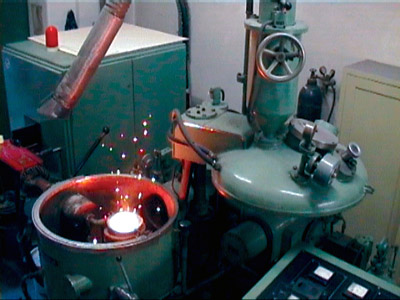 真空熔煉(liàn)過程進行(háng)中